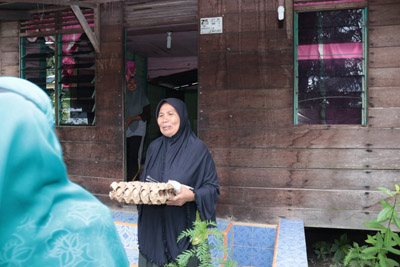  Rasidah Alfedri Bawa Sendiri Sembako untuk Masdiana